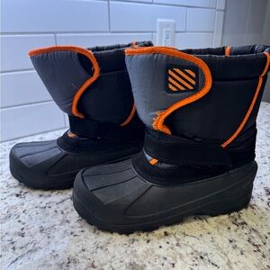 Snow boots with waterproof sole & toe & adjustable straps.